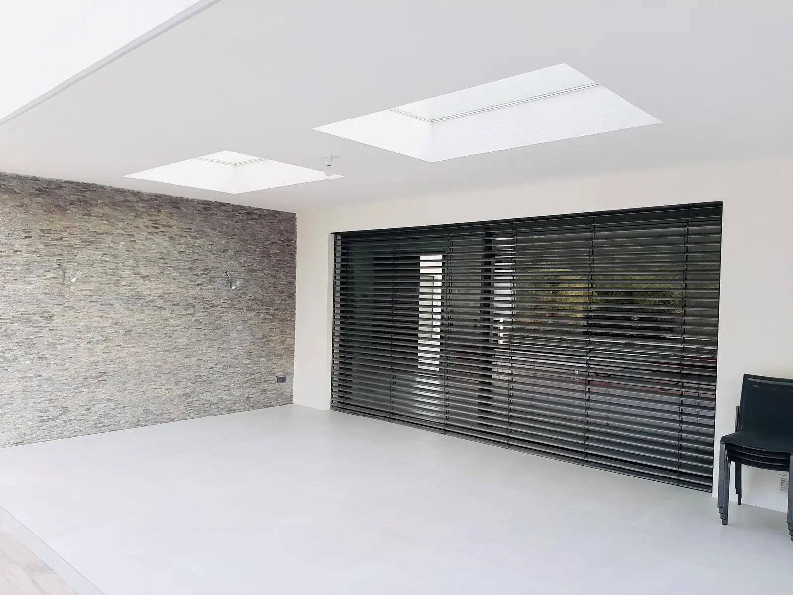 Brise-soleil orientable aluminium discret sur villa à Mouans-Sartoux