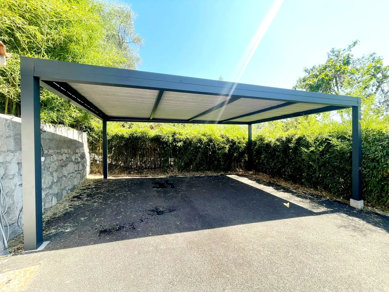 Carport aluminium sur mesure pour deux véhicules à Roquefort-les-Pins