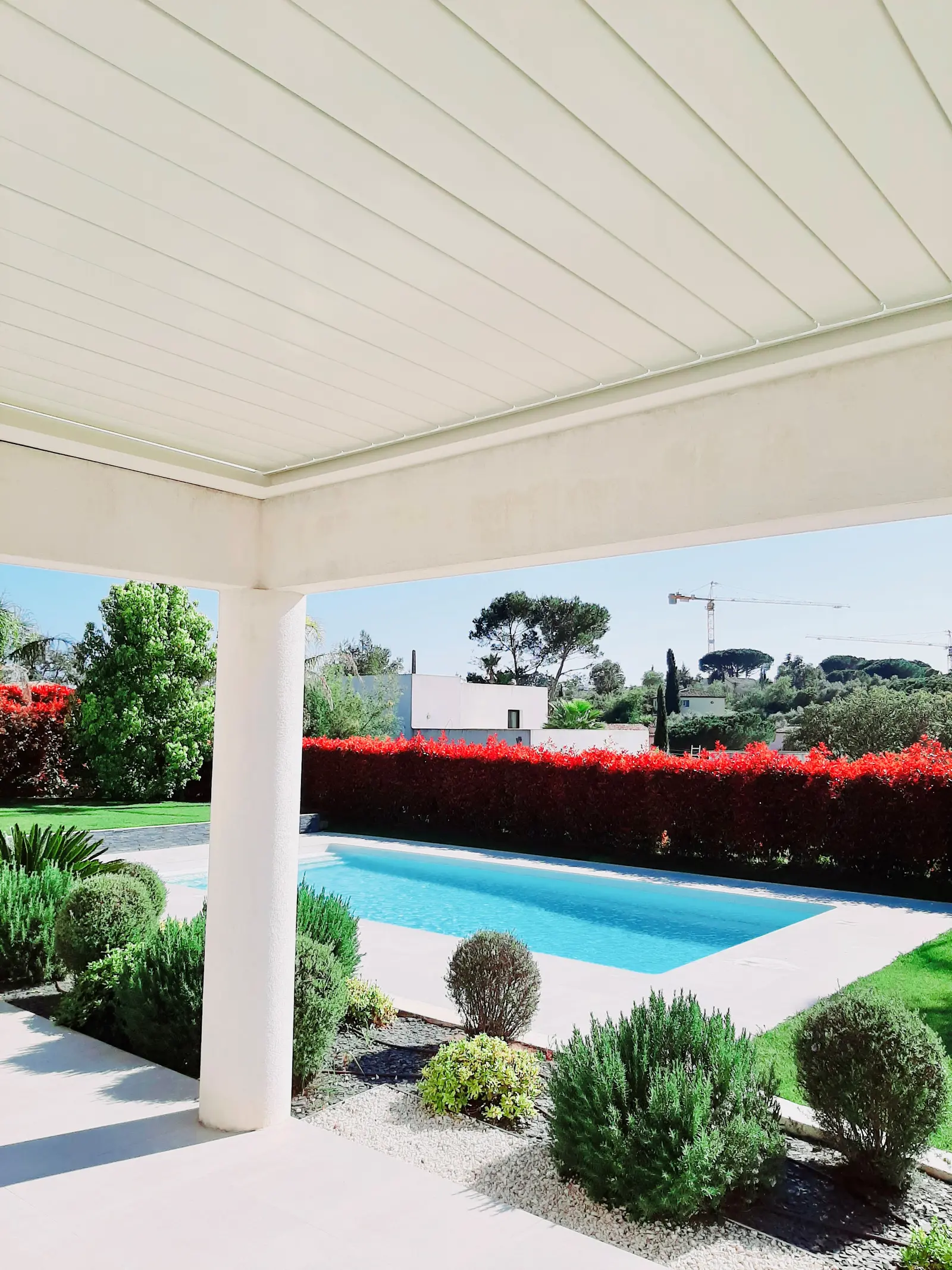 Pergola bioclimatique aluminium sur villa moderne à Valbonne