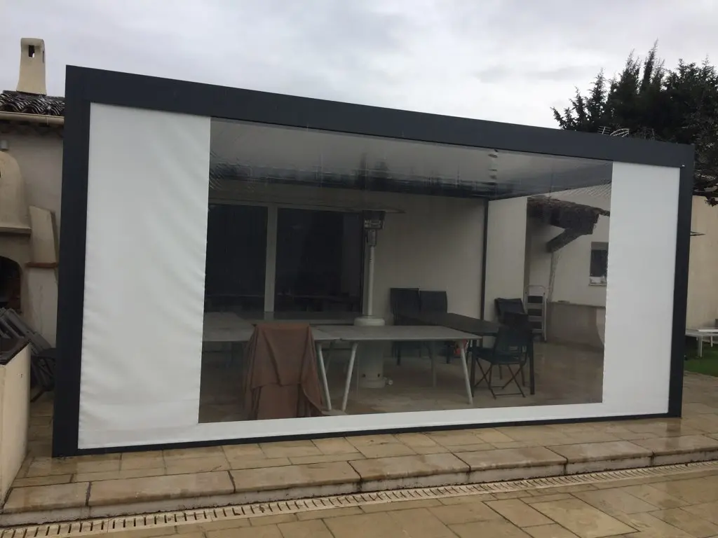 Pergola équipée de stores zip motorisés à protection solaire intégrée