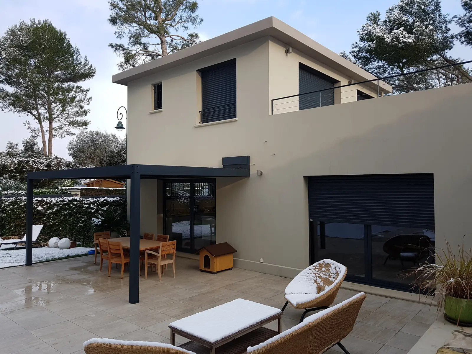 Pergola bioclimatique aluminium design avec lames orientables sur terrasse à Mougins