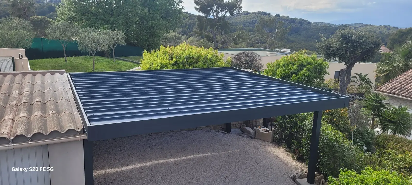 Carport aluminium sur mesure adossé à villa à Roquefort-les-Pins