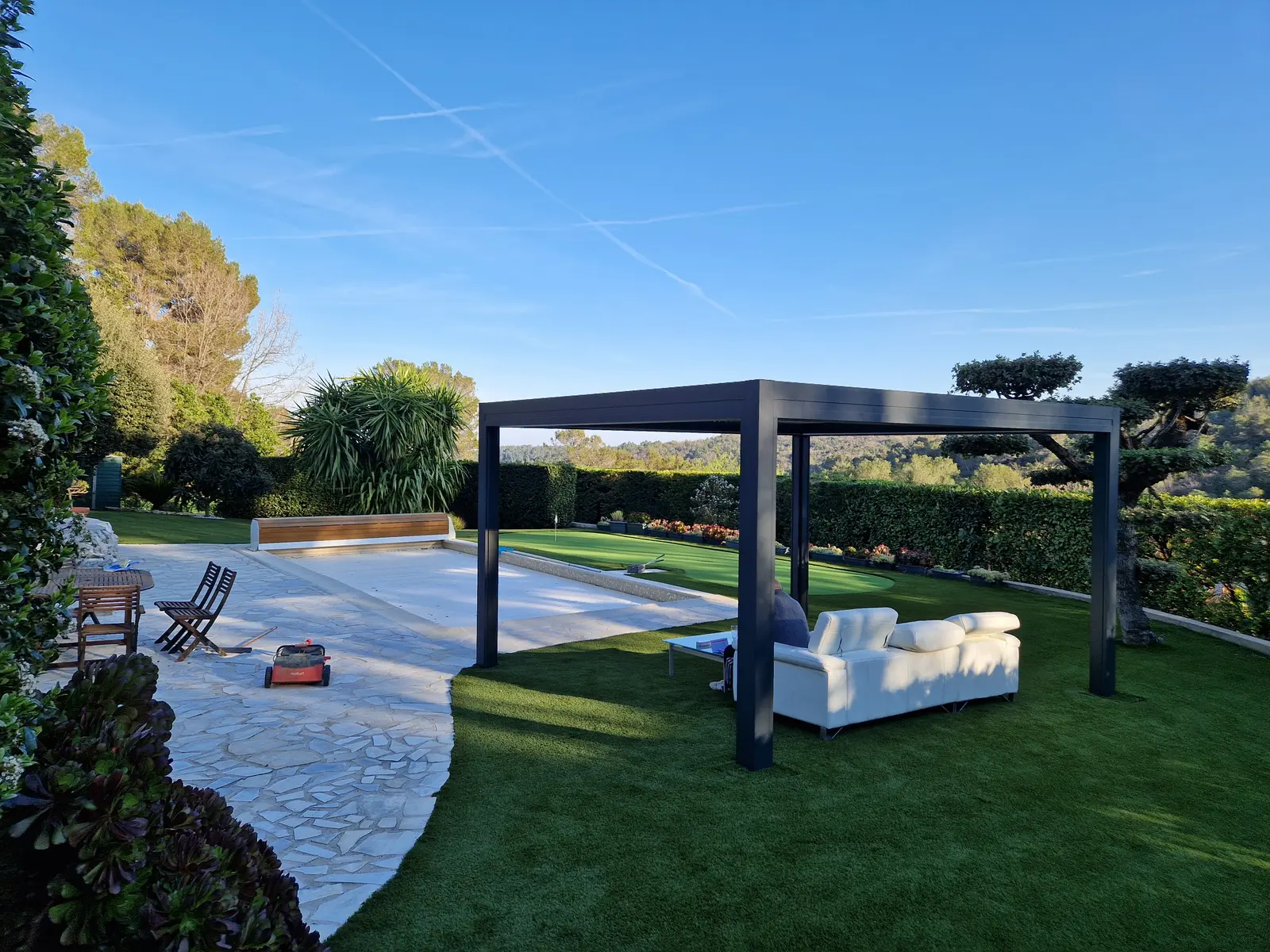 Pergola bioclimatique aluminium à lames orientables sur villa des Alpes-Maritimes