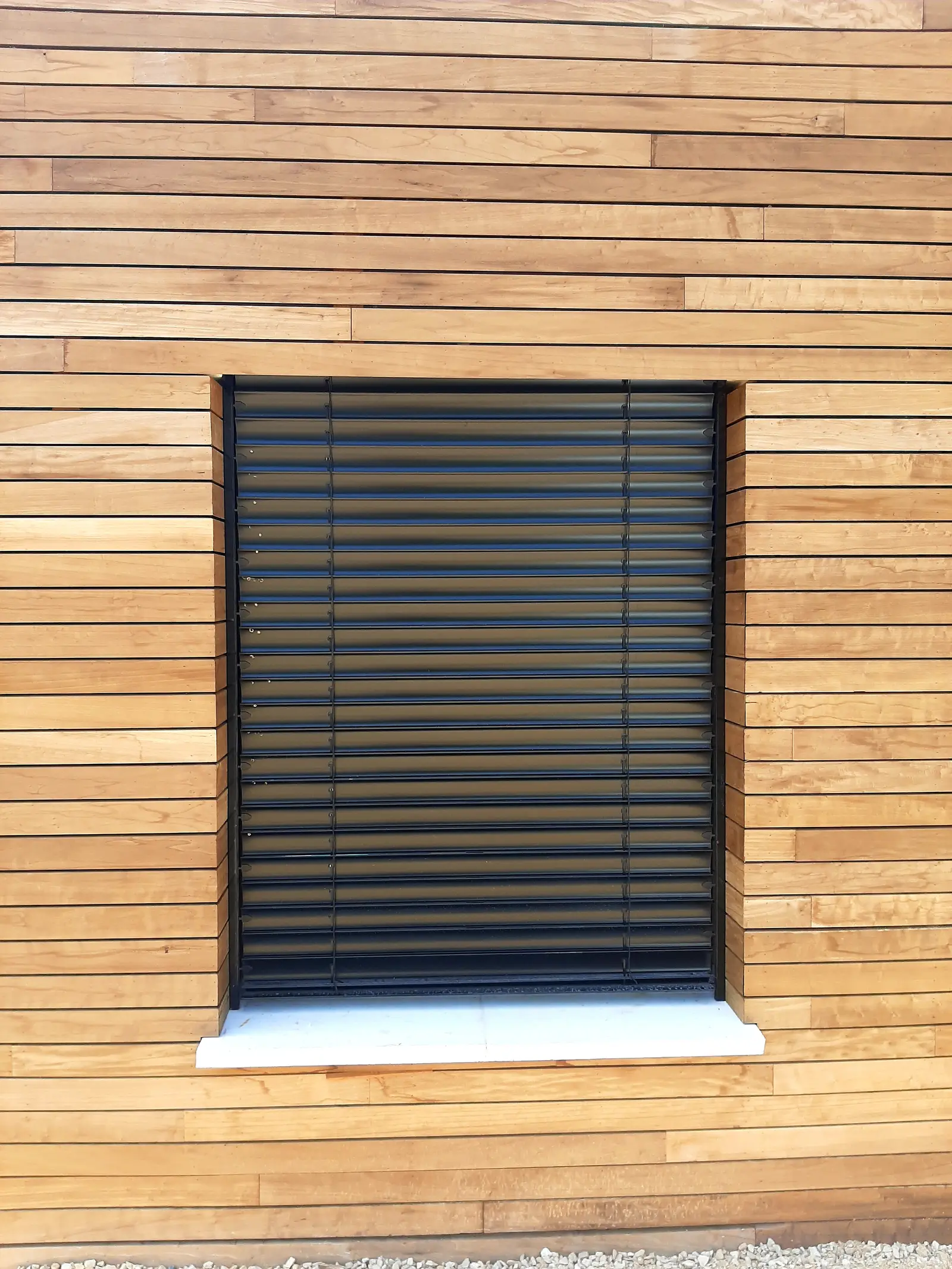Brise-soleil orientable installé sur villa neuve à Mouans-Sartoux
