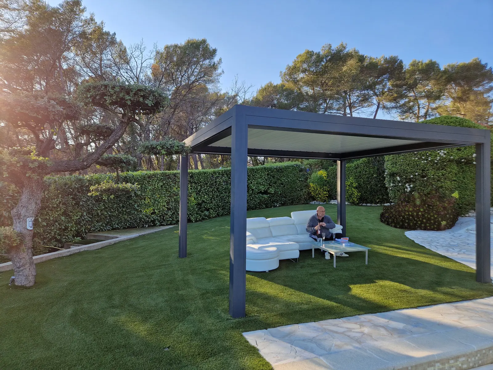 Pergola bioclimatique aluminium avec lames orientables sur villa à Valbonne