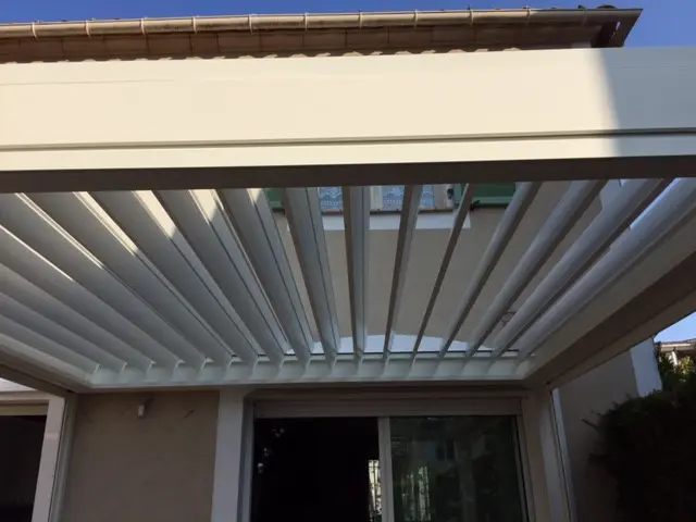 Pergola aluminium à lames orientables installée à Mougins