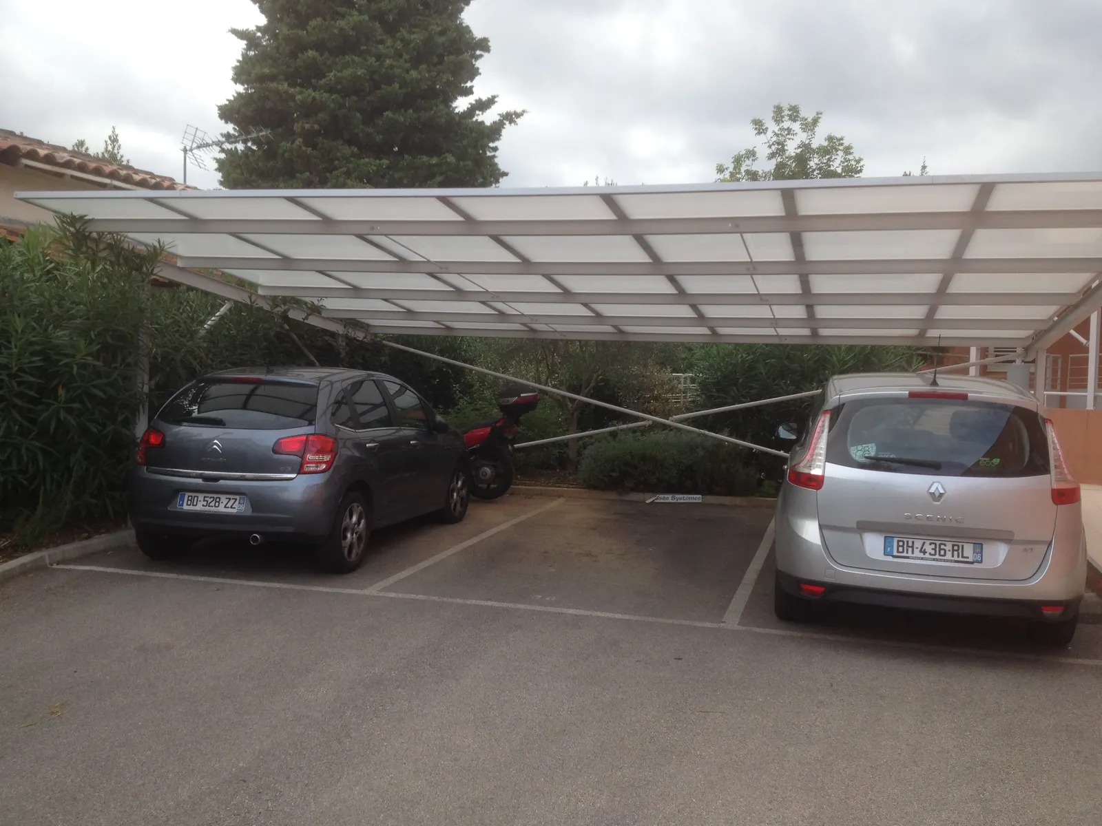 Carport double avec couverture bac acier abritant deux véhicules