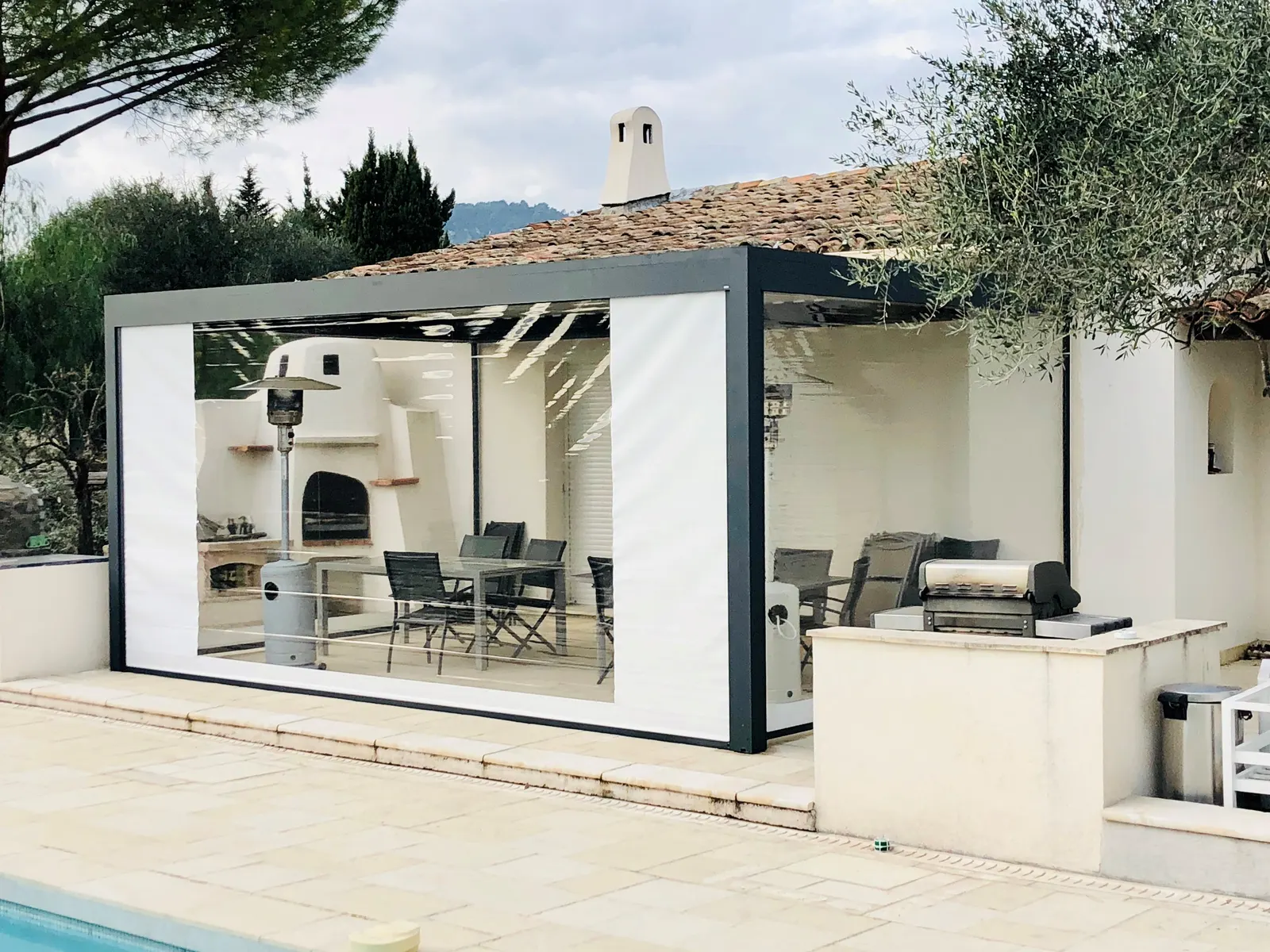 Pergola Marquise type véranda moderne avec piscine et mobilier de jardin