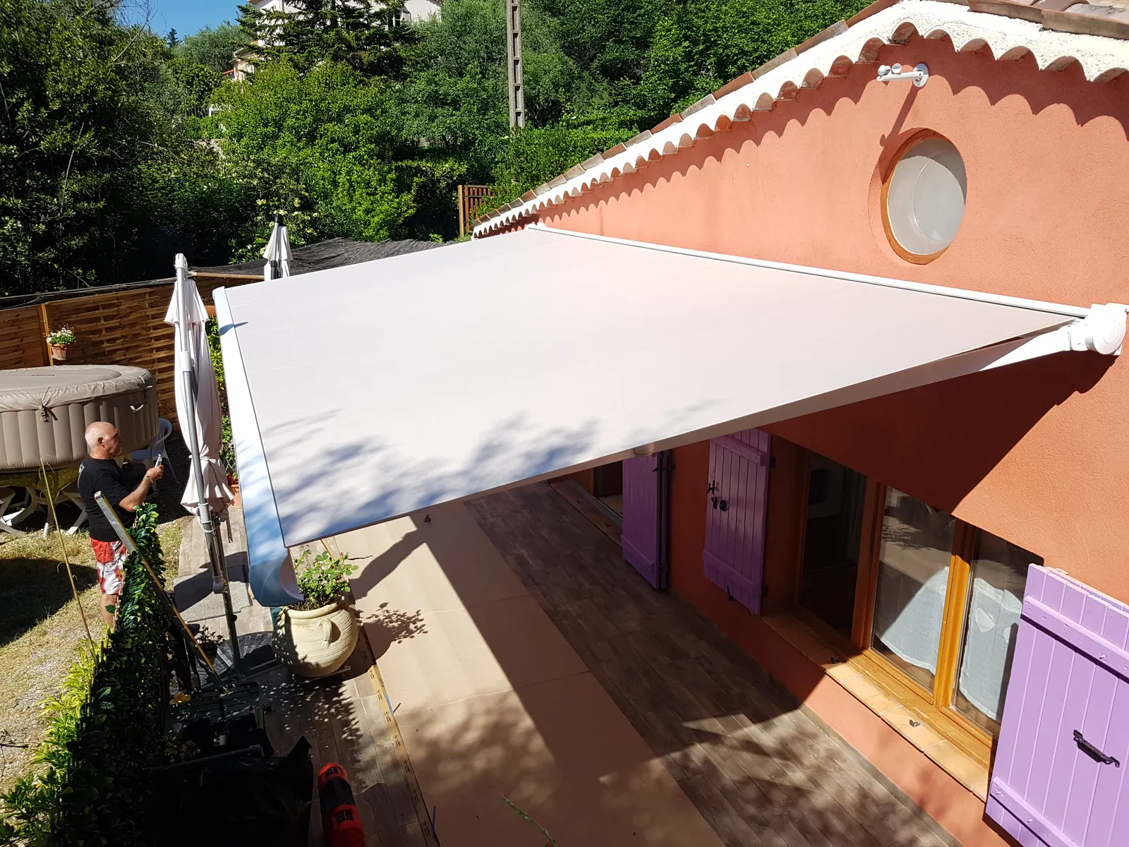 Auvent screen zip déployé sur une façade de villa