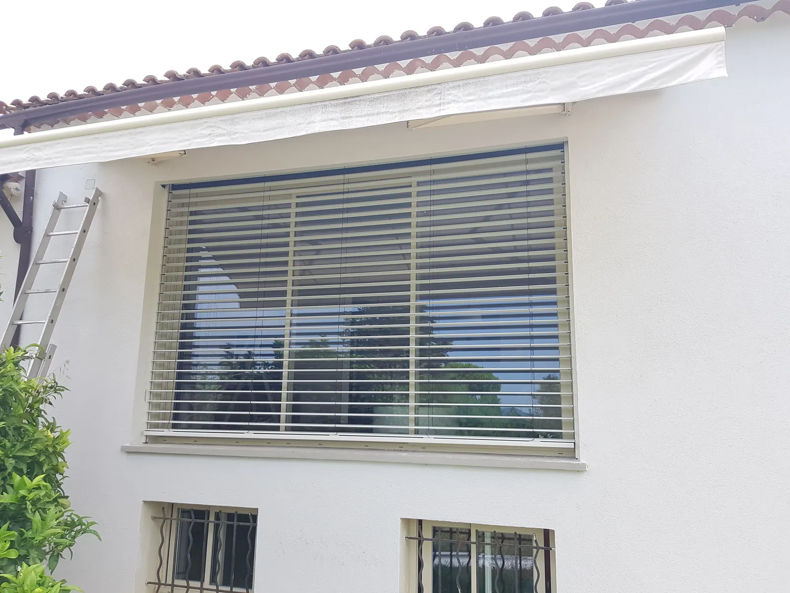 Brise-soleil orientable en façade donnant sur jardin