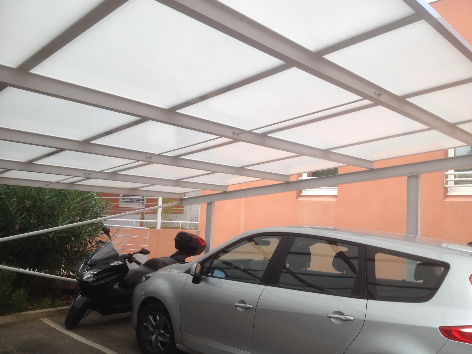 Carport aluminium abritant deux véhicules