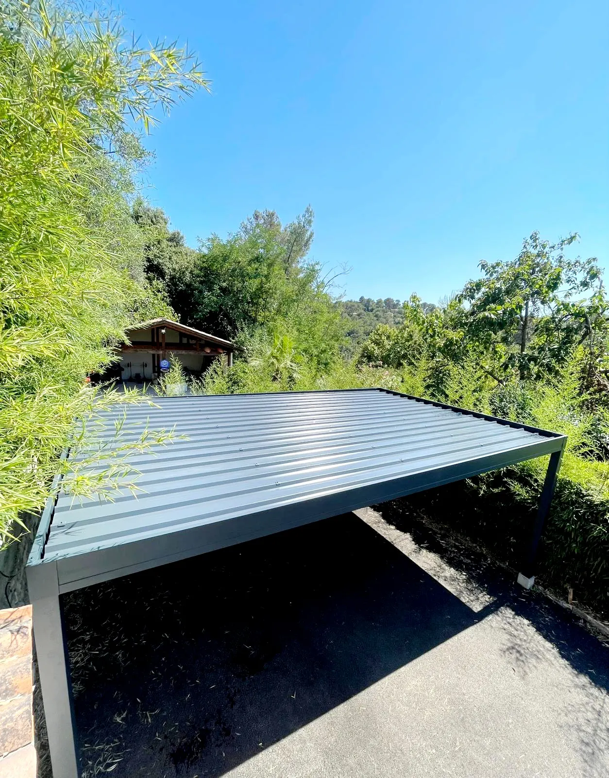 Carport aluminium structure métal sous ciel bleu