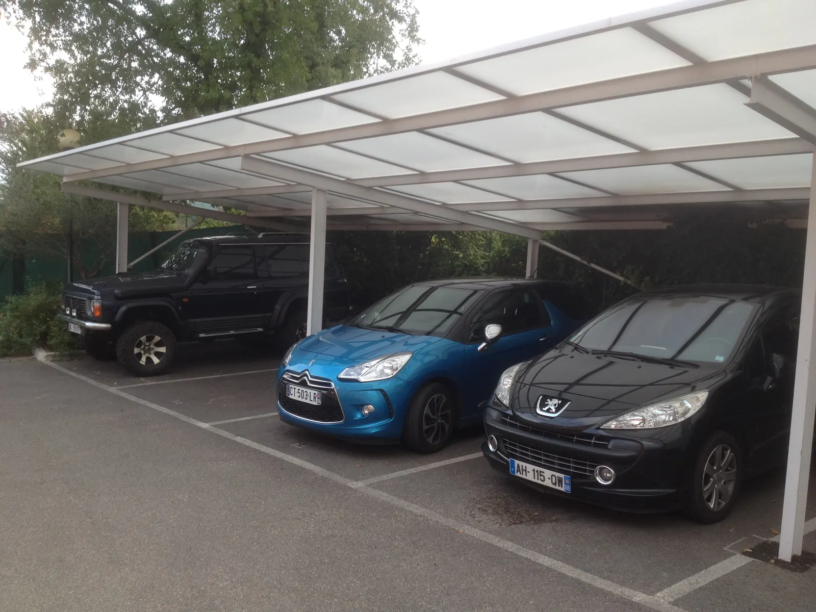 Carport aluminium pour trois véhicules en environnement résidentiel à Valbonne