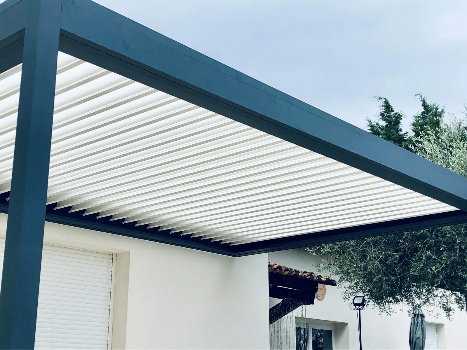 Pergola aluminium lames orientables design élégant