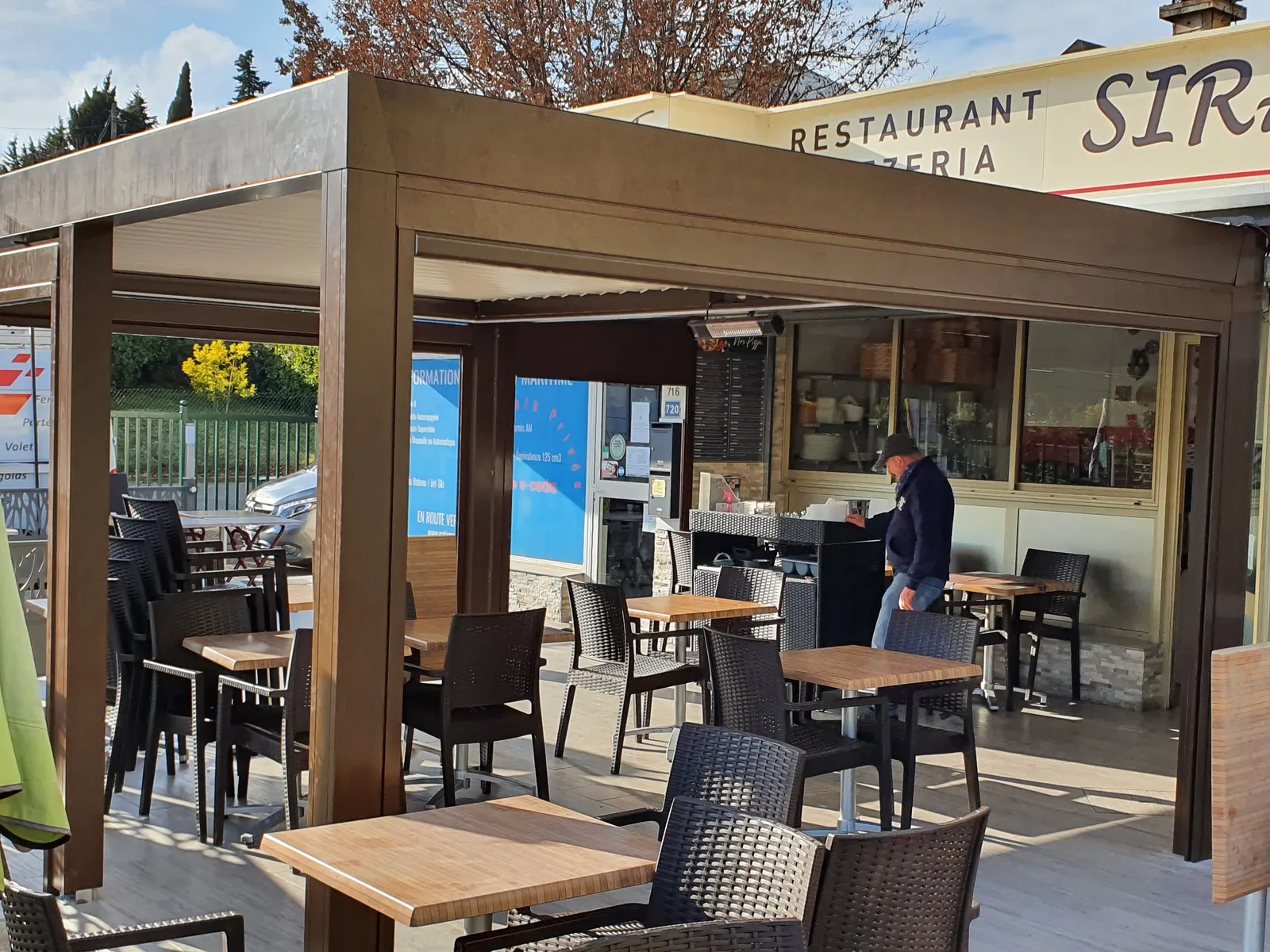 Pergola sur terrasse de restaurant méditerranéen