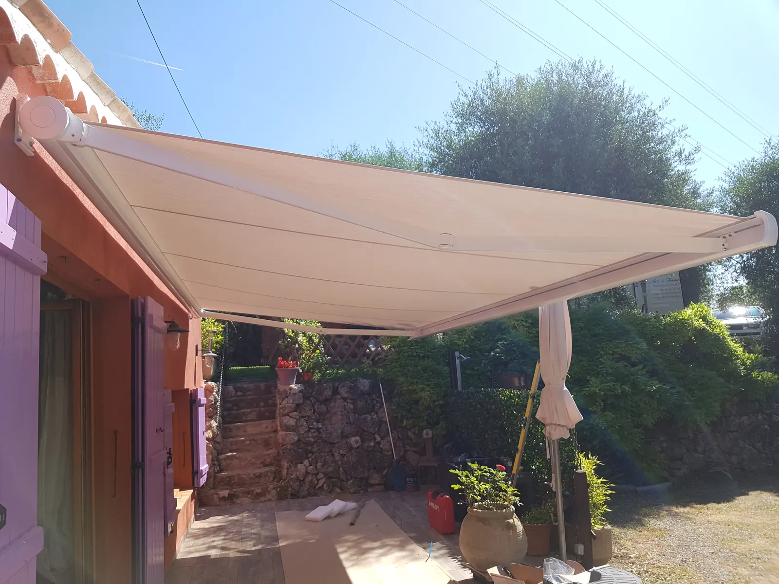 Store banne déployé sur grande terrasse