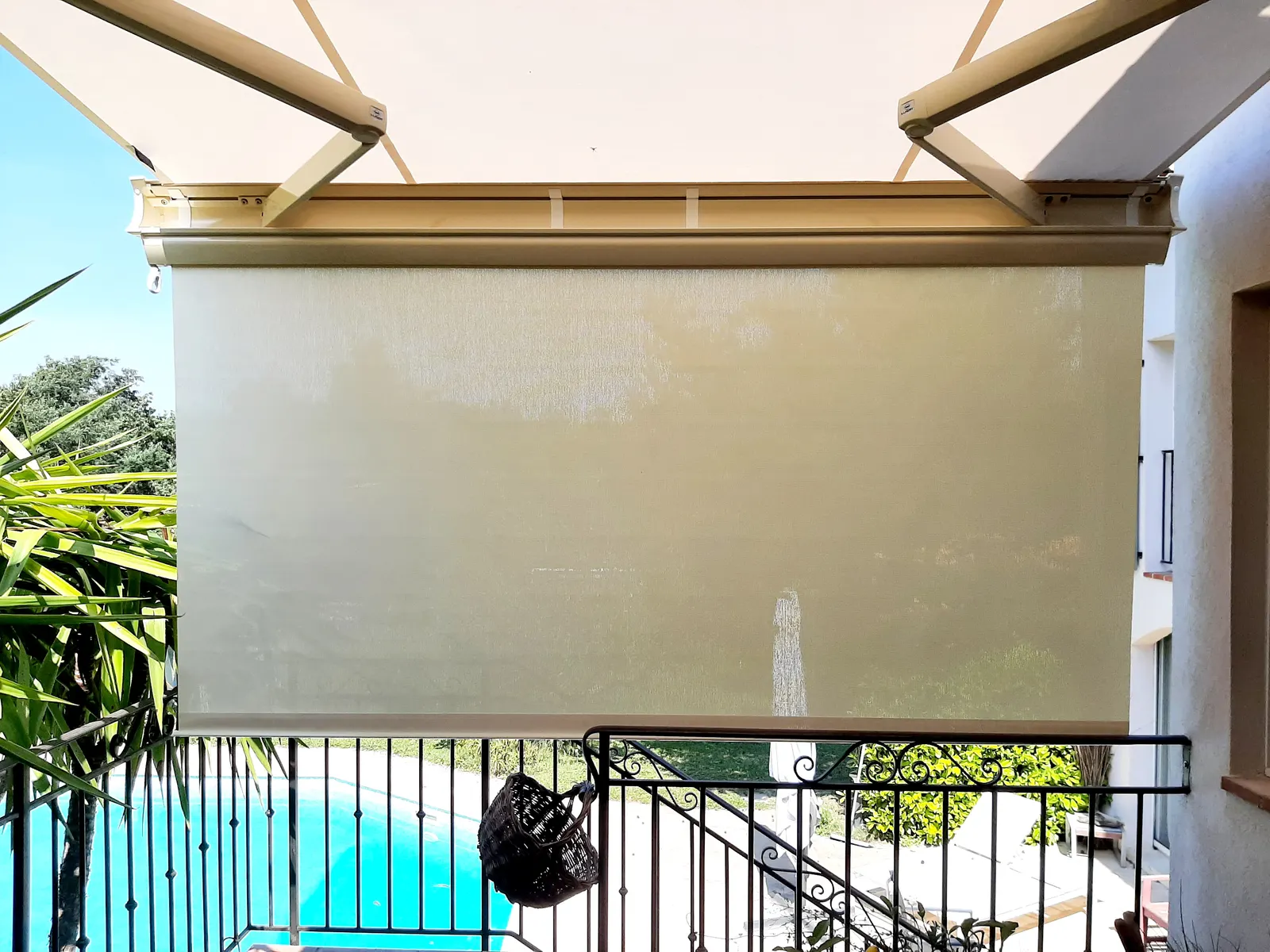 Store banne déployé sur terrasse piscine