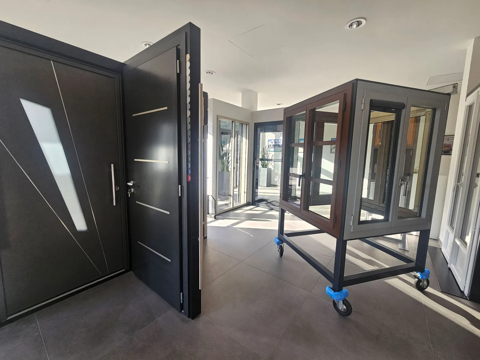 Portes et fenêtres exposées en situation dans le showroom Art & Fermetures