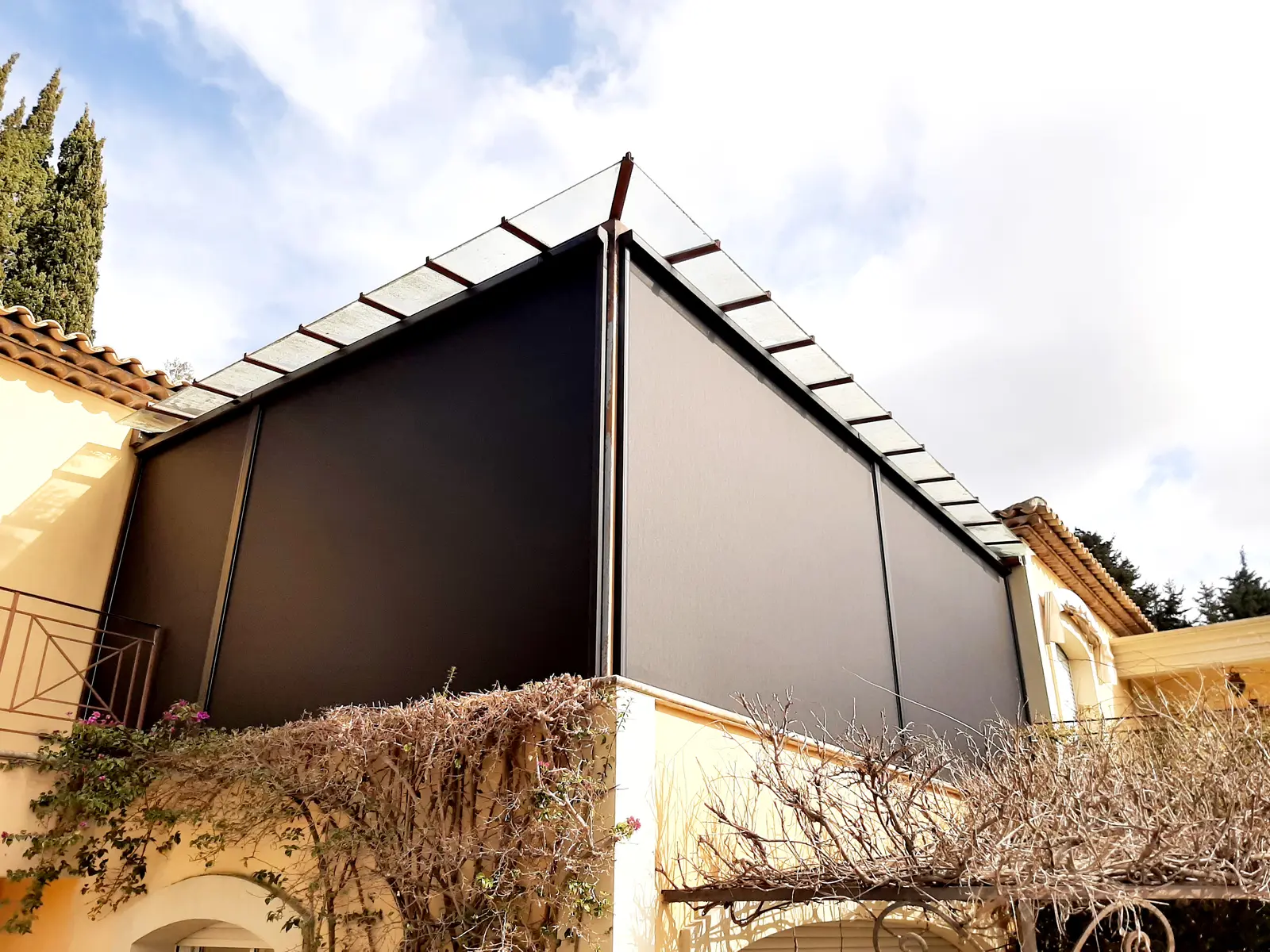 Fermeture de terrasse en store zip aluminium coulissant à Mougins